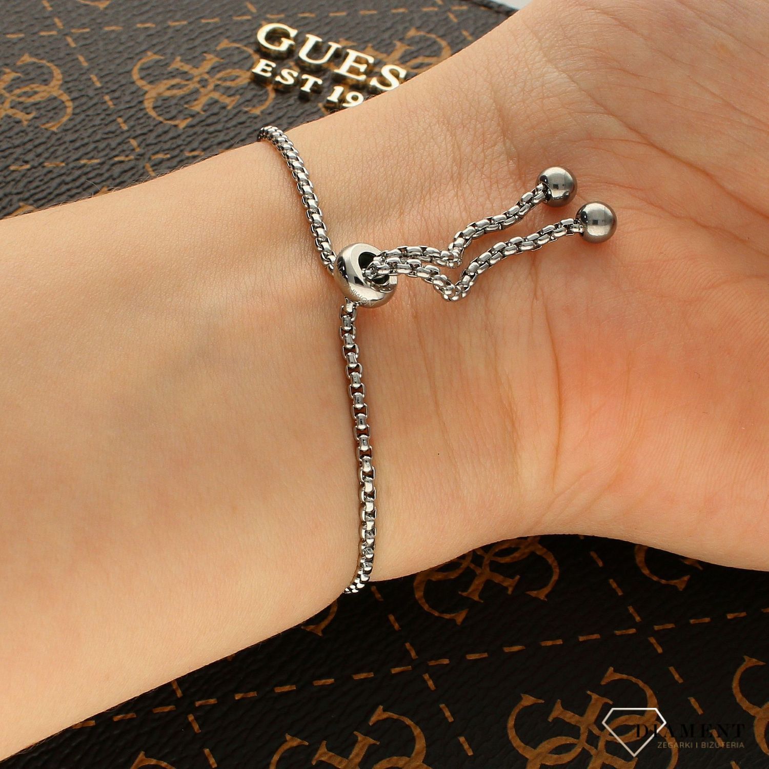 Bransoletka Nomination Italy z kolekcji Milleluci. Wykonana ze stali szlachetnej, zdobiona mieniącymi się, błyszczącymi cyrkoniami pave oraz zawieszką w kształcie drzewa życia, zamkniętego w okręgu..jpg